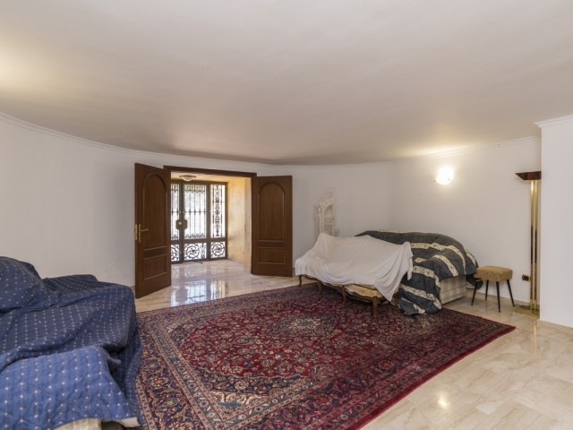 Villa con 9 Dormitorios  en Estepona