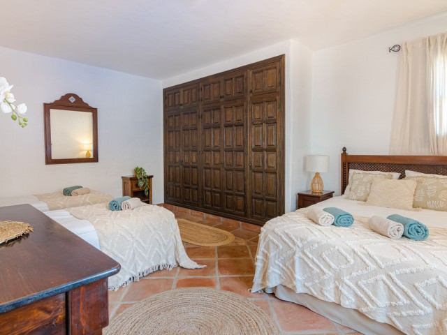 Villa con 7 Dormitorios  en El Madroñal