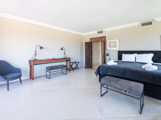 Ático con 5 Dormitorios  en Nueva Andalucía
