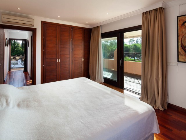 Villa con 10 Dormitorios  en Estepona