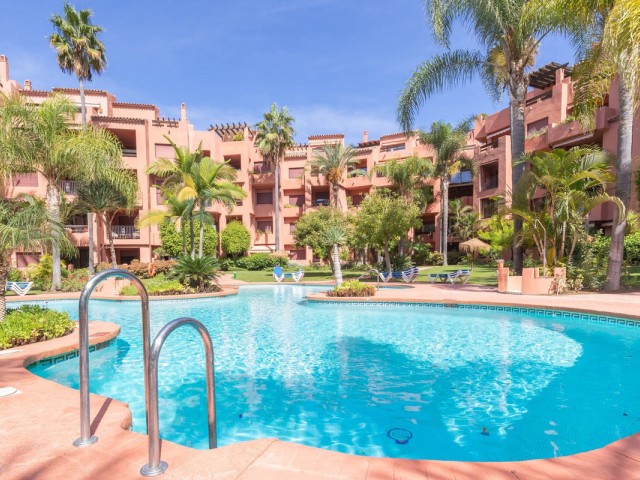Apartamento con 4 Dormitorios  en Marbella