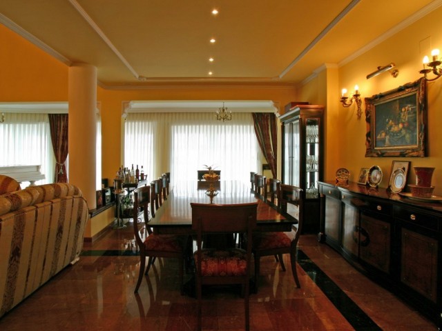 Villa avec 5 Chambres  à Málaga