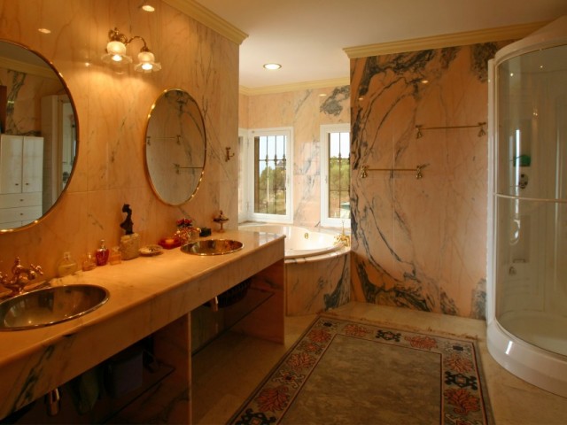 Villa con 5 Dormitorios  en Málaga