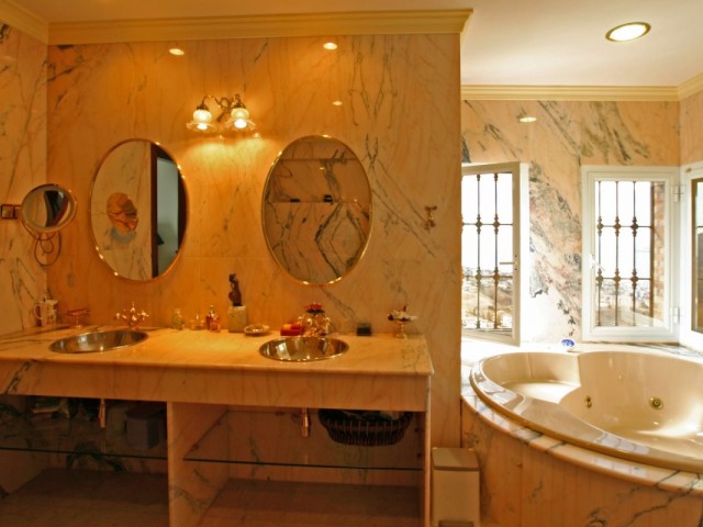 Villa con 5 Dormitorios  en Málaga