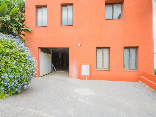 Commercial in La Mairena