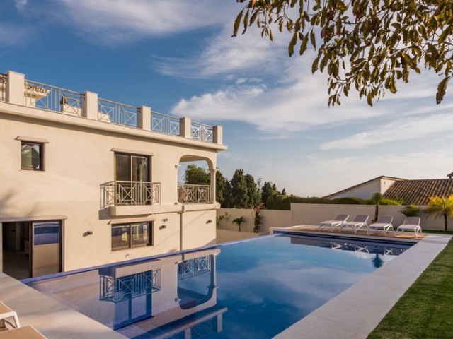 Villa con 5 Dormitorios  en Río Real