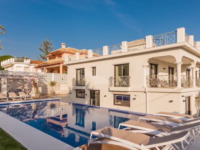 Villa con 5 Dormitorios  en Río Real