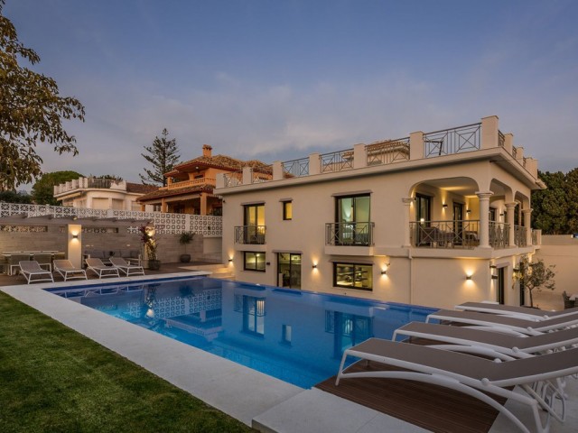 Villa con 5 Dormitorios  en Río Real