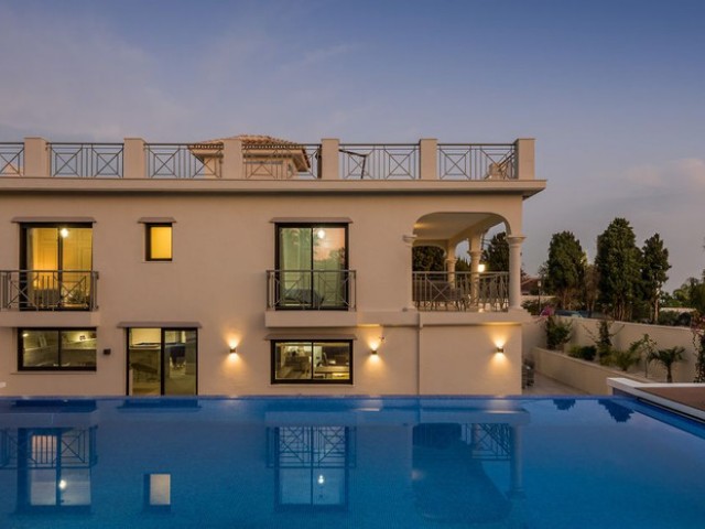 Villa con 5 Dormitorios  en Río Real