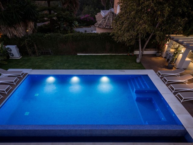 Villa con 5 Dormitorios  en Río Real