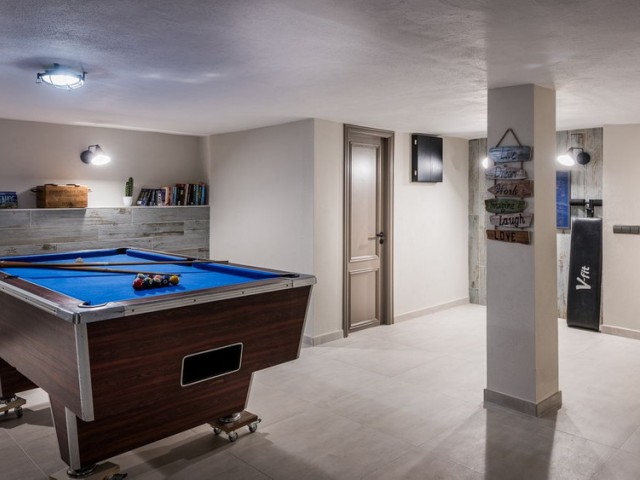 Villa con 5 Dormitorios  en Río Real