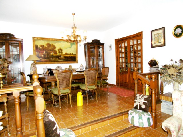 6 Bedrooms Villa in Coín