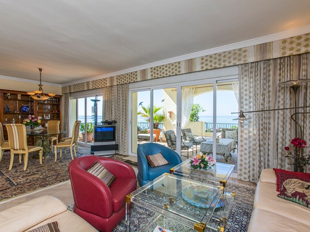 Ático con 3 Dormitorios  en Elviria