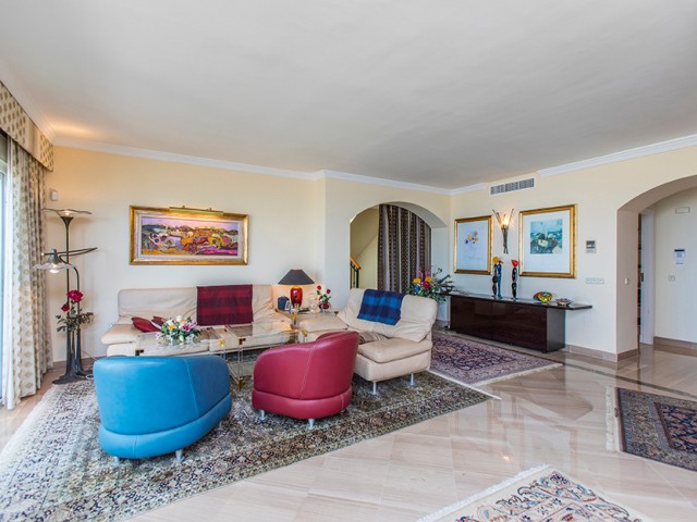 Ático con 3 Dormitorios  en Elviria