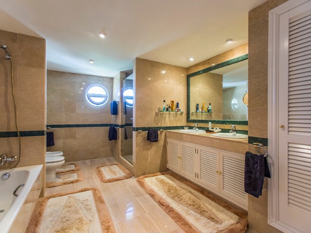 Ático con 3 Dormitorios  en Elviria