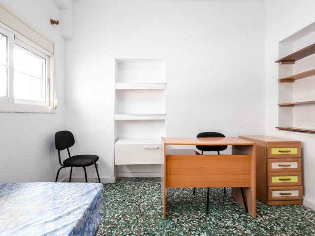 Apartamento con 6 Dormitorios  en Málaga